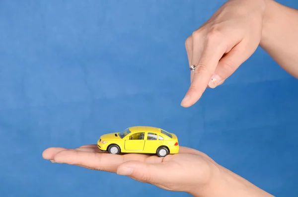 Spielzeugauto in der Hand — Stockfoto