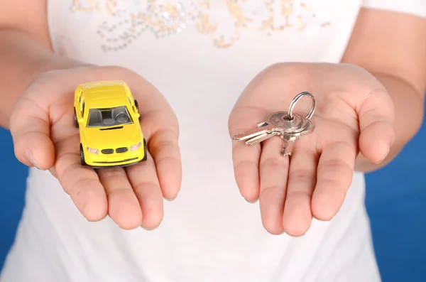 Іграшковий автомобіль і ключі — стокове фото