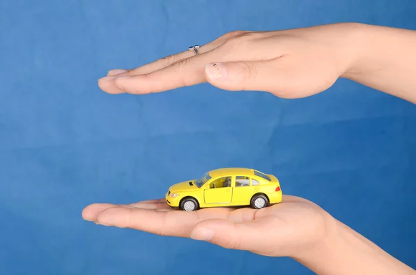 Игрушечный автомобиль в руке — стоковое фото