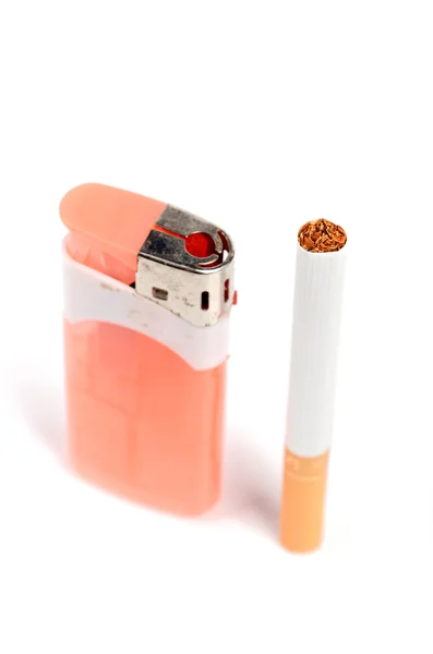 Zigaretten und Feuerzeug — Stockfoto