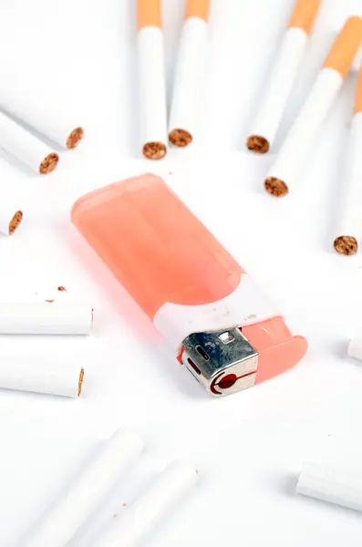 Cigarety a zapalovač — Stock fotografie