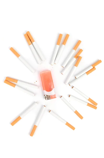 Cigarros e isqueiro — Fotografia de Stock