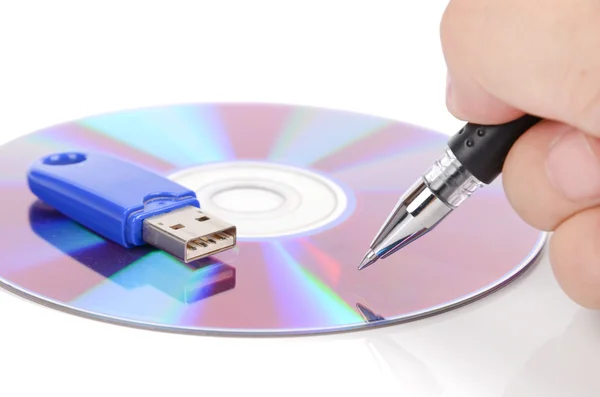 DVD y pluma con disco USB —  Fotos de Stock