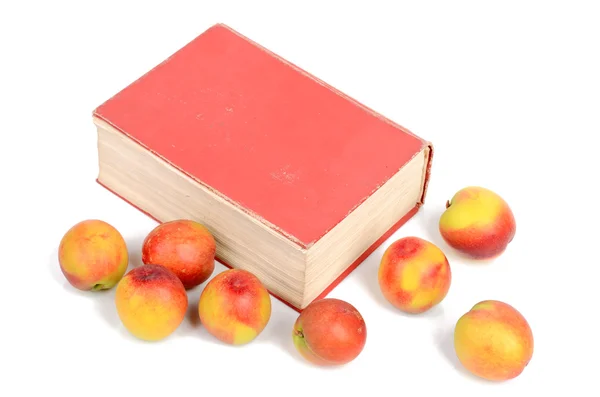 Perziken en boek — Stockfoto