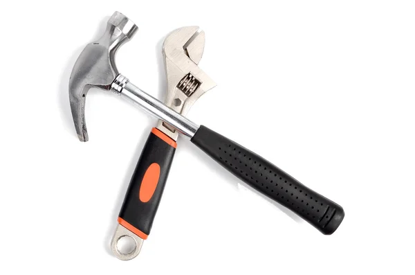 Schraubenschlüssel und Hammer auf weißem Hintergrund — Stockfoto
