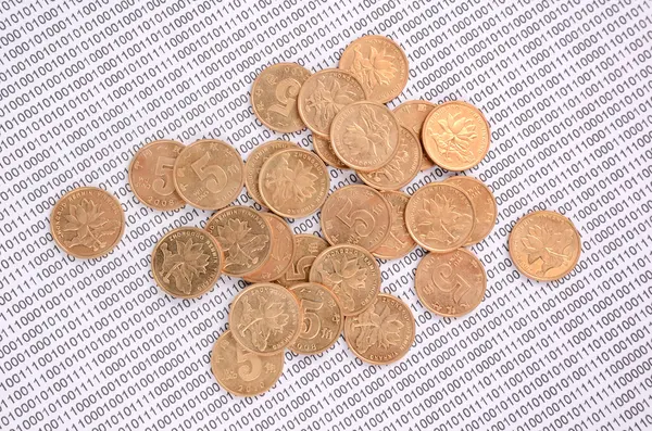 Münzen auf binärem Code — Stockfoto