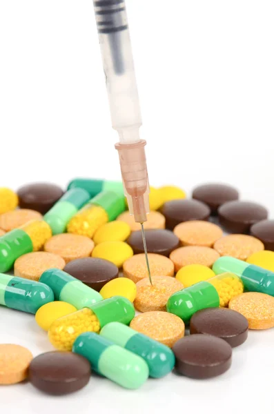 Medicina e seringa sobre fundo branco — Fotografia de Stock