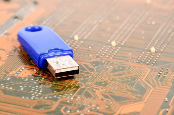 USB диск и PCB — стоковое фото