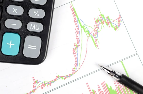 電卓や株価グラフ上のペン — ストック写真