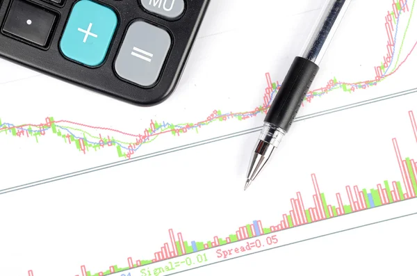 電卓や株価グラフ上のペン — ストック写真