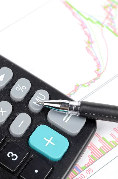 计算器和股票图上的钢笔 — 图库照片