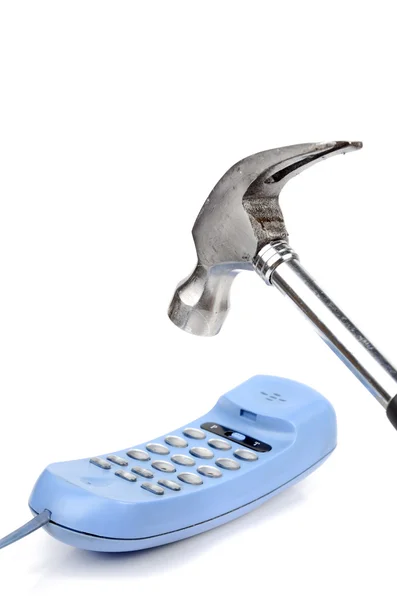 Hammer und Telefon auf weißem Hintergrund — Stockfoto