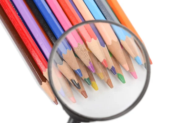 彩色铅笔和放大镜 — 图库照片