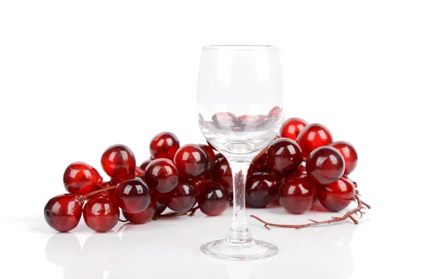 Copo de vinho e uva sobre fundo branco — Fotografia de Stock