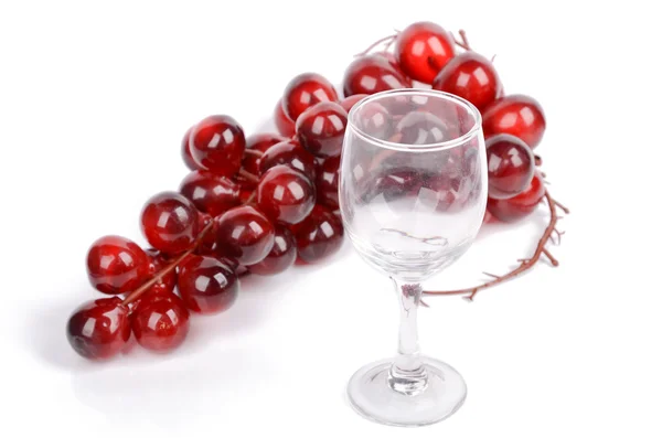 Бокал вина и виноград на белом фоне — стоковое фото