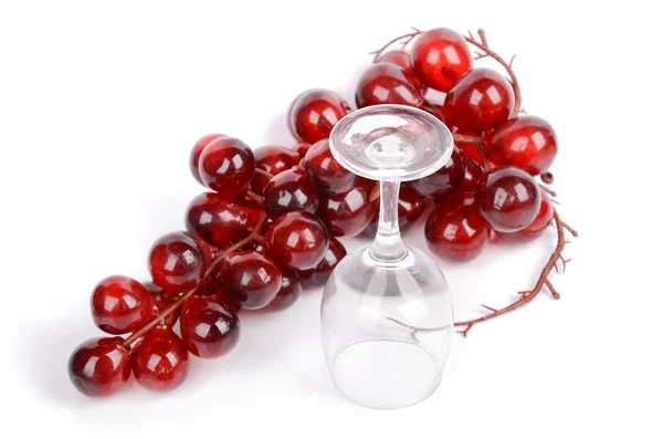 Weinglas und Traube auf weißem Hintergrund — Stockfoto