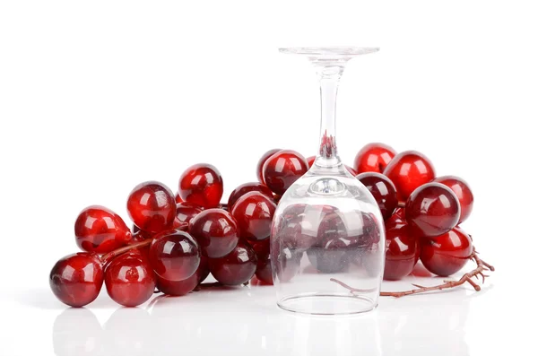 Glas wijn en druivenmost op witte achtergrond — Stockfoto