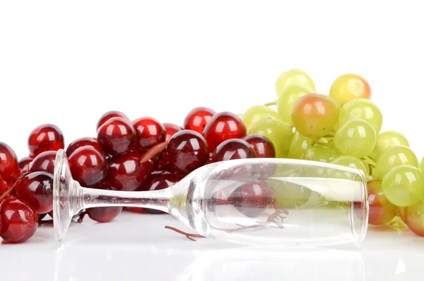 Bicchiere di vino e uva su sfondo bianco — Foto Stock