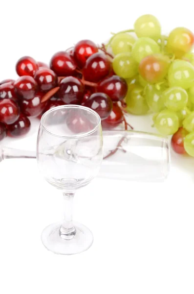 ワイングラスと白い背景の上のブドウ — ストック写真