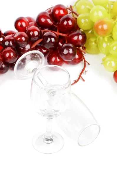 在白色背景上的葡萄及葡萄酒玻璃 — 图库照片