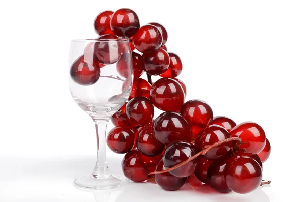 Bicchiere di vino e uva su sfondo bianco — Foto Stock