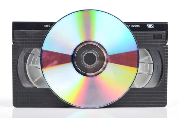 Videokassette und DVD auf weißem Hintergrund — Stockfoto