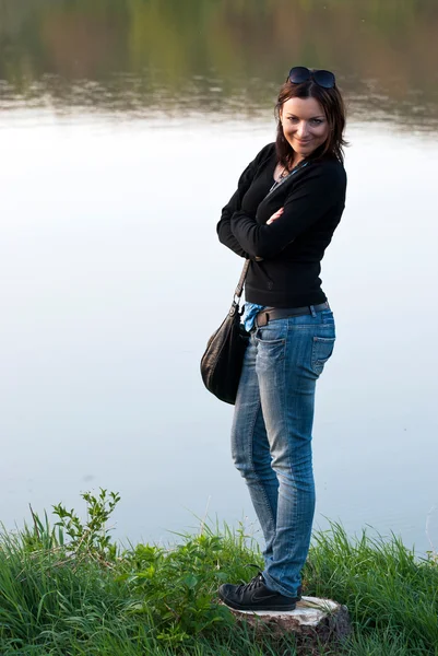 The girl by the lake — Stock Photo, Image