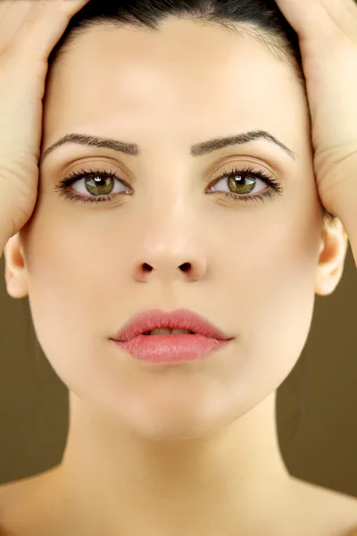 Porträtt av vackra kvinnliga modellen med gröna ögon och svart hår — Stockfoto