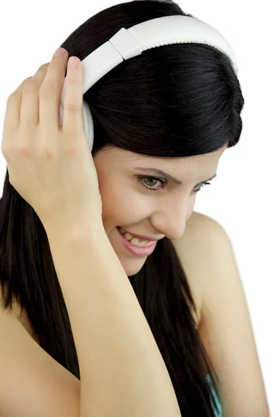 Belle musique d'écoute de modèle avec écouteurs blancs heureux — Photo