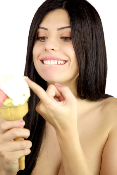 Menina bonita com o dedo em sorvete — Fotografia de Stock
