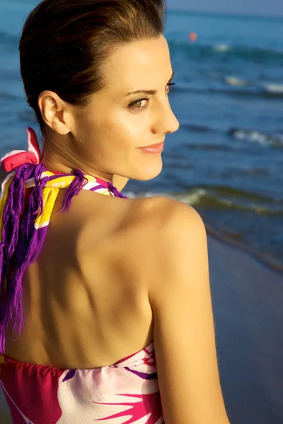 Senhora elegante na praia — Fotografia de Stock