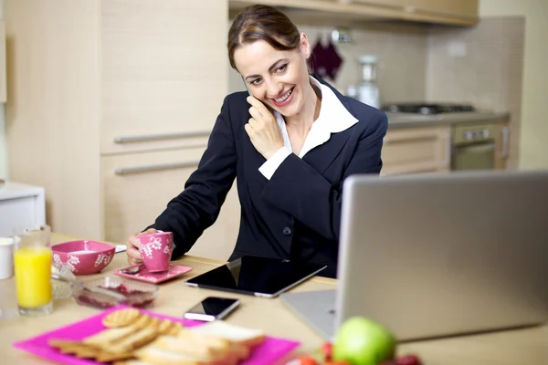 Geschäftsfrau zu Hause beim Frühstück am Telefon — Stockfoto