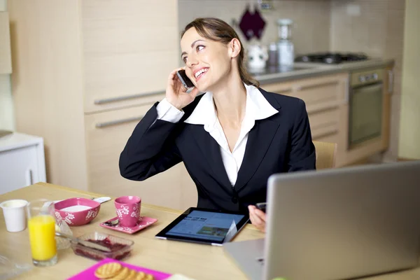 Счастливая деловая женщина разговаривает по телефону — стоковое фото