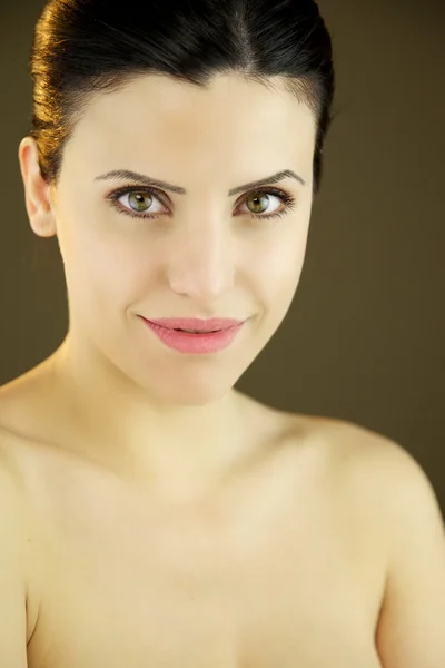 Lachende mooie vrouw met groene ogen — Stockfoto