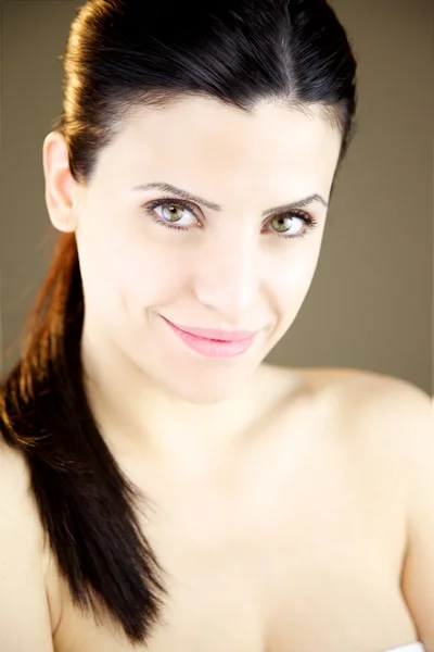 Portret van mooie vrouw met groene ogen en ponytail — Stockfoto