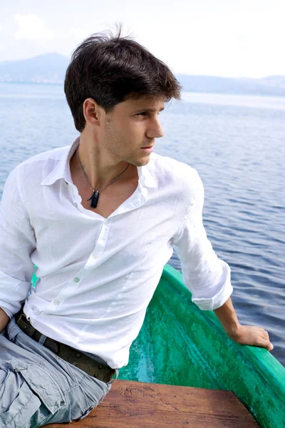 Przystojny mężczyzna na łodzi w jeziorze — Zdjęcie stockowe