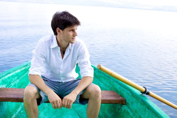 Yakışıklı adam rahatlatıcı tekne — Stok fotoğraf