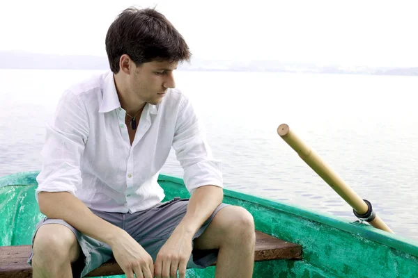 Smutny przystojny mężczyzna myśli na łodzi — Zdjęcie stockowe