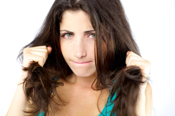 Молода красива жінка бореться з волоссям як зброєю — стокове фото