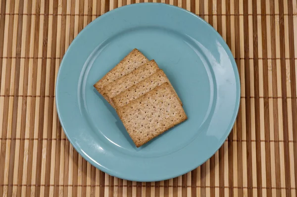 Blauw bord binnen de crackers — Stockfoto