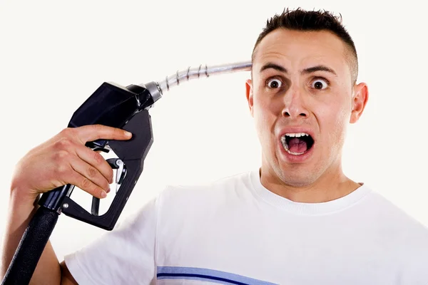 Hombre apuntando la boquilla de combustible a su cabeza — Foto de Stock
