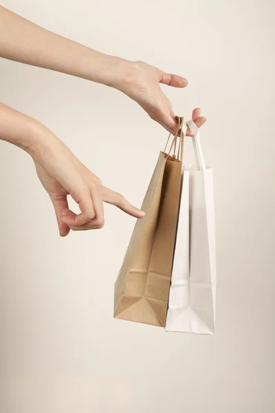 Tenir des sacs en papier — Photo