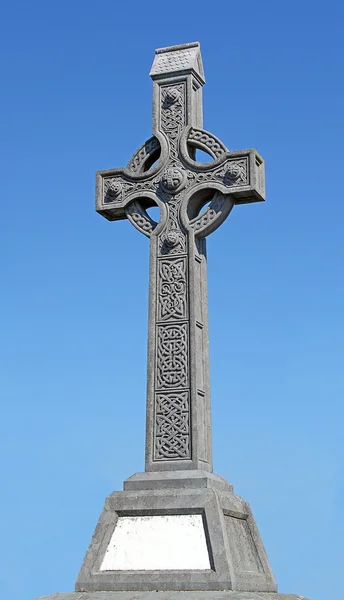 Croce Celtica su un cielo blu — Foto Stock