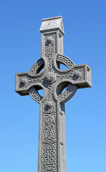 Croce Celtica su un cielo blu — Foto Stock