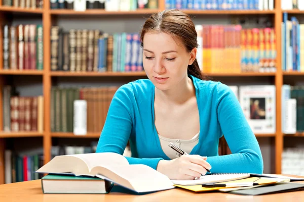 Chica estudiando en la biblioteca — Foto de Stock