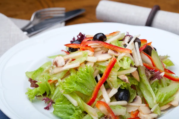 Salada com azeitona — Fotografia de Stock