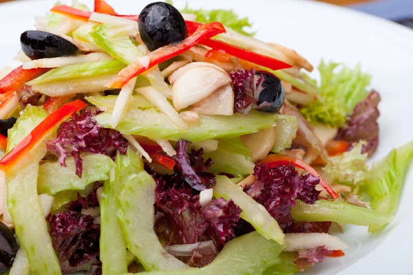 Salada com azeitona — Fotografia de Stock