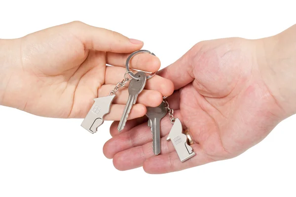 Két kéz tartja egy kulcstartó — Stock Fotó