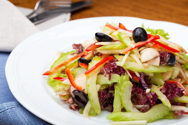 Salat mit Oliven — Stockfoto