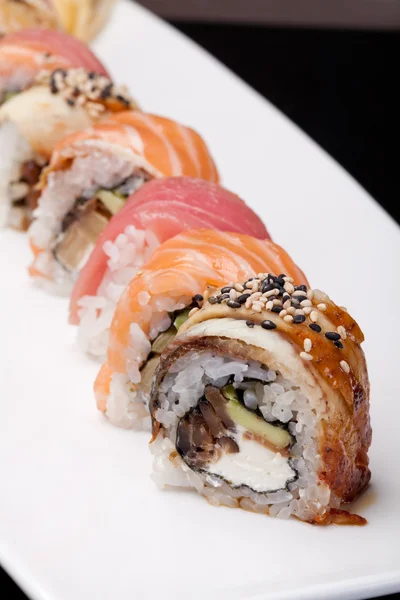 Różne sushi na białym talerzu — Zdjęcie stockowe